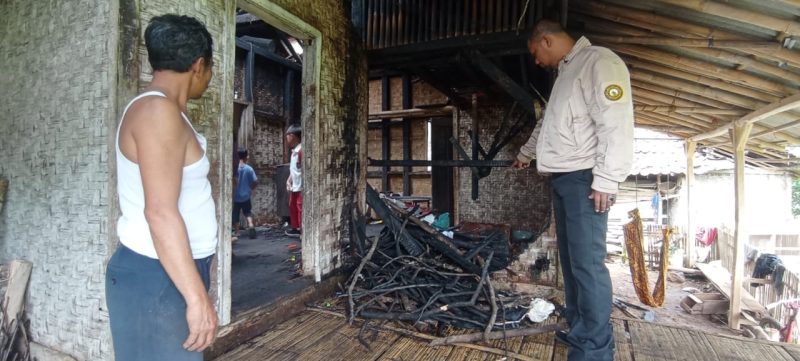 Caption : Polsek Singajaya bantu padam rumah yang terbakar