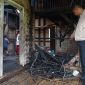 Caption : Polsek Singajaya bantu padam rumah yang terbakar