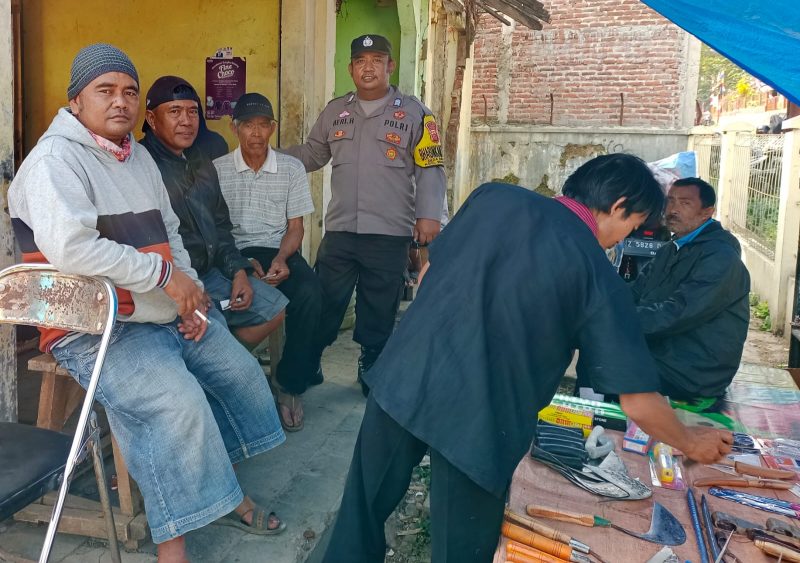 Caption : Maksimalkan Pelayanan Polsek Wanaraja Polres Garut Terjun Langsung Hingga Ke Tingkat RW 