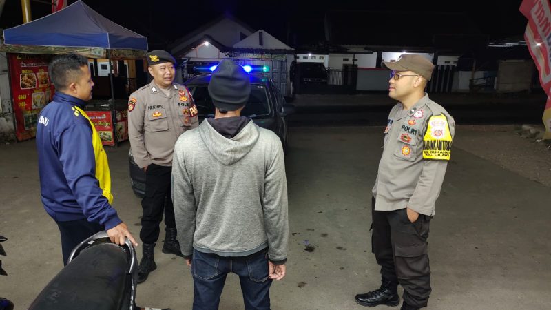 Caption : Polsek Cilawu Polres Garut Monitoring Titik Rawan Kriminalisme 