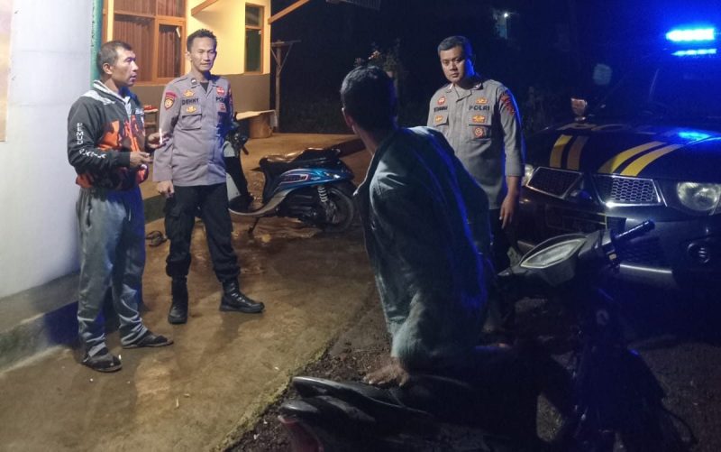 Caption : Patroli Rutin Malam Hari Anggota Polsek Cihurip Polres Garut