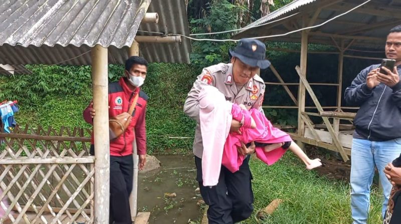 Caption : Kisah Anggota Polsek Banjarwangi Polres Garut Gendong Anak Yang Alami Kelumpuhan