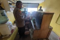Caption : Polsek Samarang Polres Garut Ungkap Kedok Toko Jamu Yang Menjual Miras