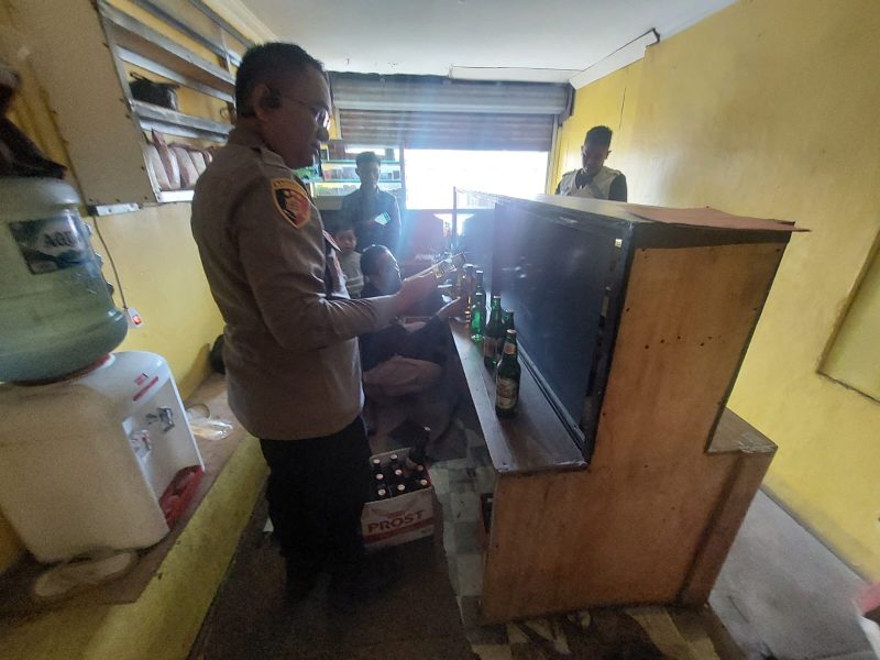 Caption : Polsek Samarang Polres Garut Ungkap Kedok Toko Jamu Yang Menjual Miras