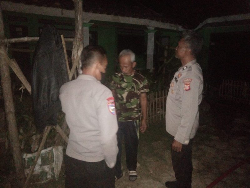 Caption : Polsek Malangbong Cek TKP Kebakaran