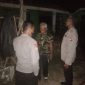 Caption : Polsek Malangbong Cek TKP Kebakaran