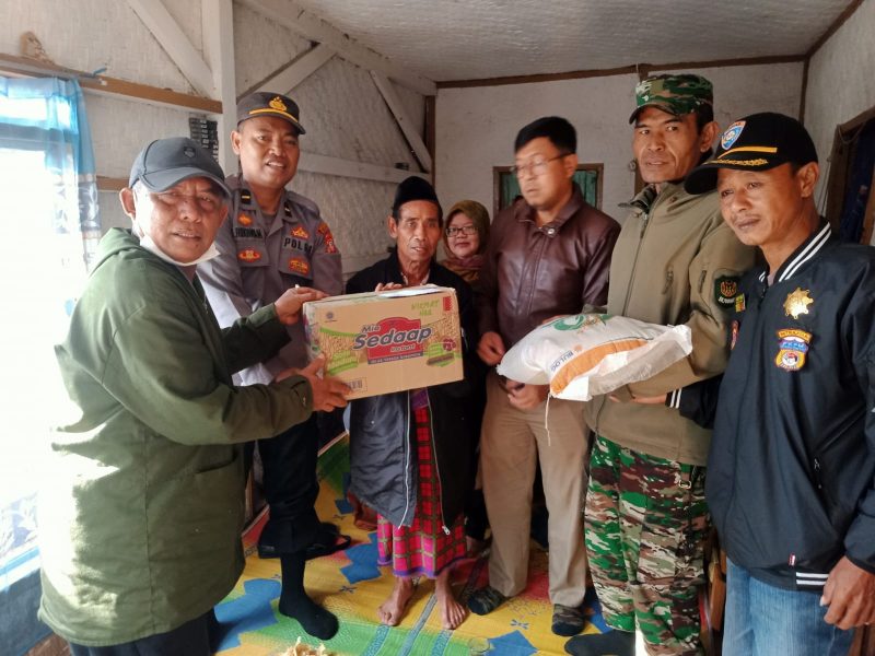 Caption : Polsek Cisurupan berikan bantuan sembako kepada korban kebakaran