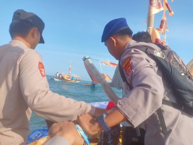 Caption : Satpolairud polres Garut pengamanan hajat laut