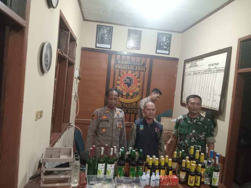 Caption : jajaran polsek Pakenjeng amankan puluhan botol miras