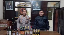 Caption : Polsek Pameungpeuk amanakan puluhan botol miras