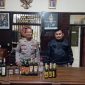 Caption : Polsek Pameungpeuk amanakan puluhan botol miras