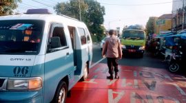 Caption : Polsek Garut Kota  antisipasi kemacetan di jalan Pasundan