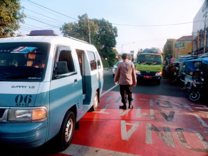 Caption : Polsek Garut Kota  antisipasi kemacetan di jalan Pasundan