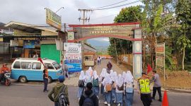 Caption : Polsek Cilawu giat  rawan pagi di depan SMKN 10 Garut