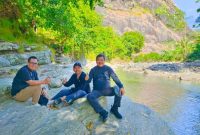 Caption : Bupati Garut  H. Rudy Gunawan saat di Sungai Cisanggiri Kecamatan Cisompet