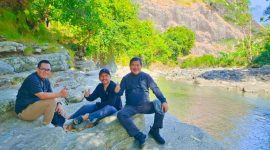 Caption : Bupati Garut  H. Rudy Gunawan saat di Sungai Cisanggiri Kecamatan Cisompet