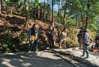 Caption : Bupati Garut cek lokasi pembangunan jalan poros desa Cikondang-Singatuwuh