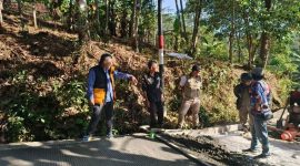 Caption : Bupati Garut cek lokasi pembangunan jalan poros desa Cikondang-Singatuwuh