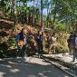 Caption : Bupati Garut cek lokasi pembangunan jalan poros desa Cikondang-Singatuwuh