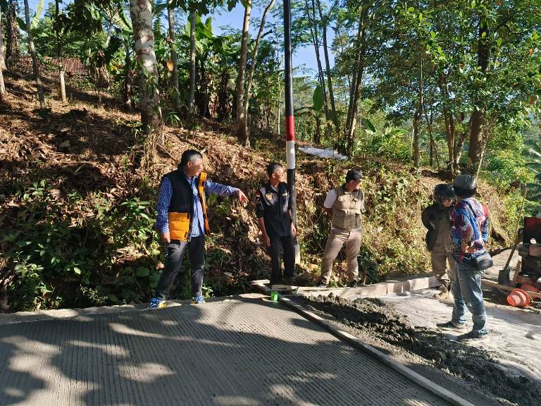 Caption : Bupati Garut cek lokasi pembangunan jalan poros desa Cikondang-Singatuwuh