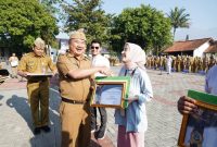 Caption Bupati Garut saat apel di lapangan setda