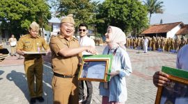 Caption Bupati Garut saat apel di lapangan setda
