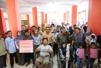 Caption : Secara simbolis Wabup Garut berikan kursi roda untuk penyandang disabilitas di garut