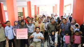 Caption : Secara simbolis Wabup Garut berikan kursi roda untuk penyandang disabilitas di garut