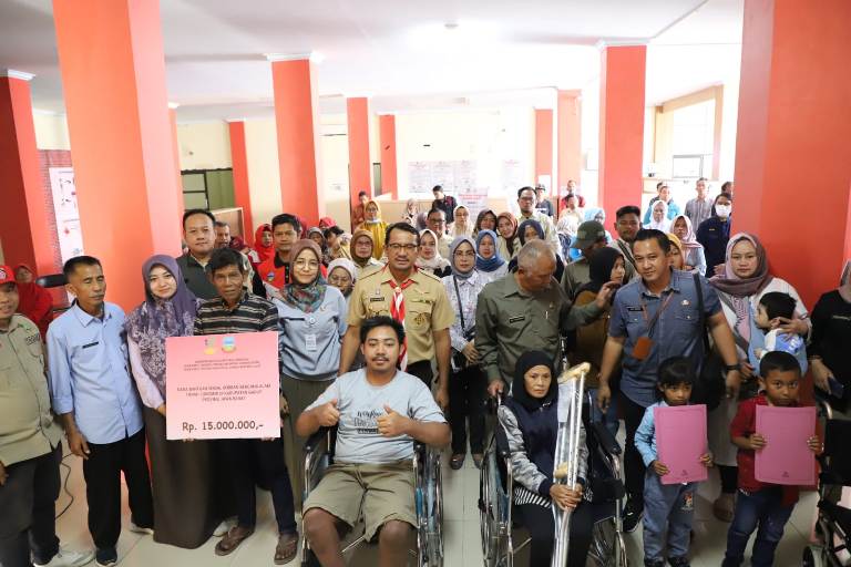Caption : Secara simbolis Wabup Garut berikan kursi roda untuk penyandang disabilitas di garut