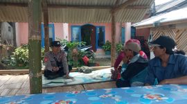 Caption : Polsek Caringin Sosilisasikan Polisi RW