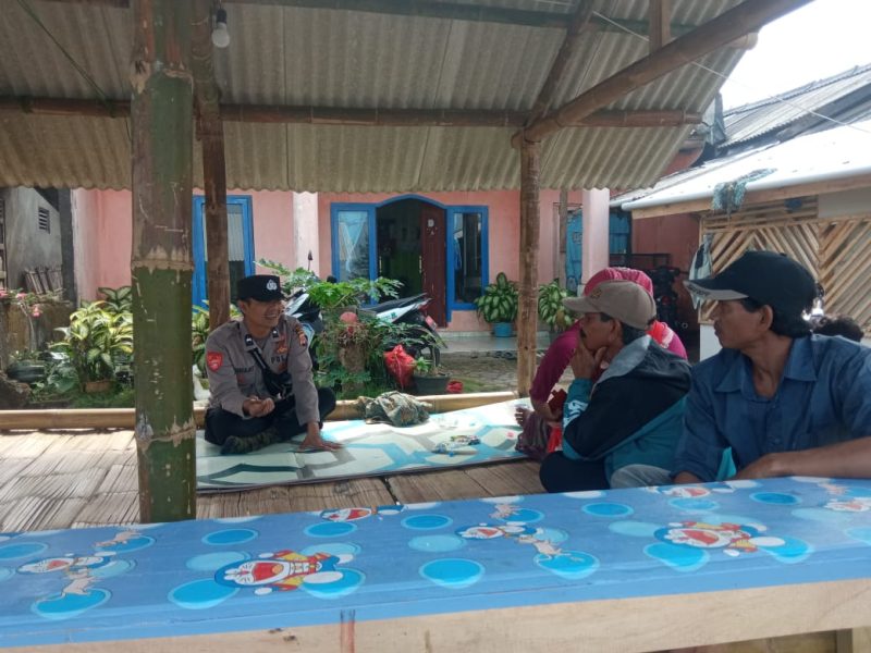 Caption : Polsek Caringin Sosilisasikan Polisi RW