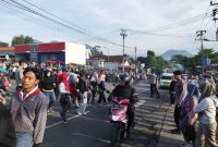 Caption : Polsek Leles jamin keselamatan warga dengann menyebrangkan pejalan kaki