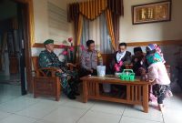 Caption : Polsek Tarogong Kidul bersama TNI temukan santri yang hilang