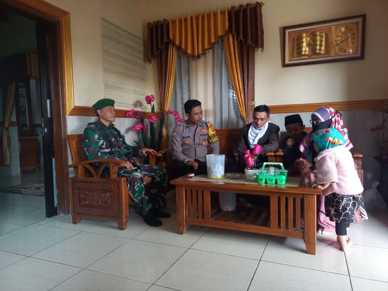 Caption : Polsek Tarogong Kidul bersama TNI temukan santri yang hilang