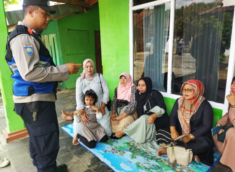 Caption Polsek Leuwigoong berikan pesan kamtibmas kepada warga