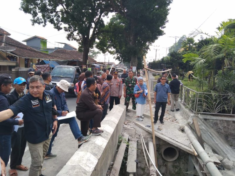 Caption : Kapolsek Karangpawitan dampingi kunjungan  anggota DPRD provinsi