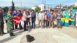 Caption : Kapolsek Cikajang bagikan bendera merah putih jelang HUT RI