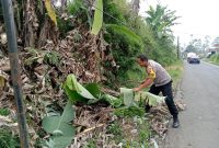 Caption : Polsek Pasirwangi bersama warga giat bersih-bersih