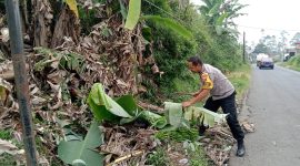 Caption : Polsek Pasirwangi bersama warga giat bersih-bersih
