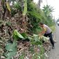 Caption : Polsek Pasirwangi bersama warga giat bersih-bersih