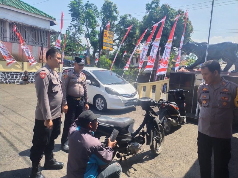 Caption : Polsek Pasirwangi razia knalpot racing