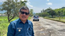 Caption : Bupati Garut saat sidak pembangunan jalan Mekarbakti Bungbulang