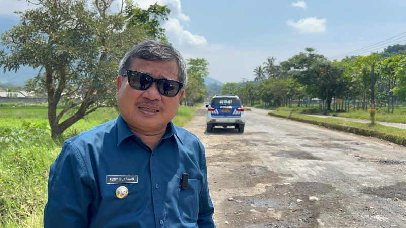 Caption : Bupati Garut saat sidak pembangunan jalan Mekarbakti Bungbulang