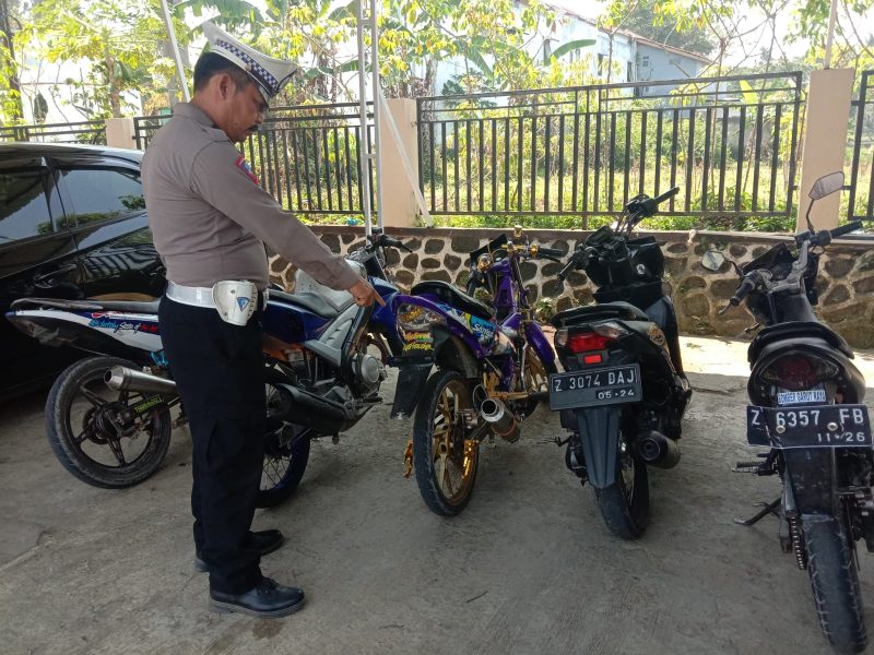 Casption : Puluhan Motor terjaring razia