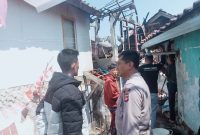 Caption : Polsek CIsurupan evakuasi korban kebakaran