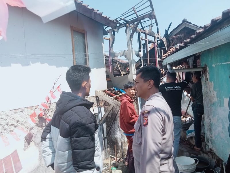 Caption : Polsek CIsurupan evakuasi korban kebakaran