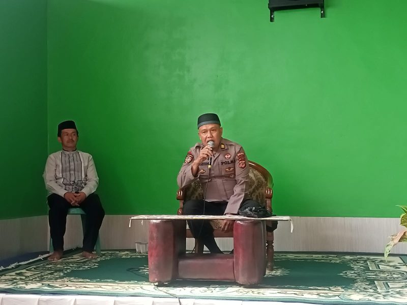 Caption : Kapolsek Singajaya saat mengikuti pengajian rutin bulanan