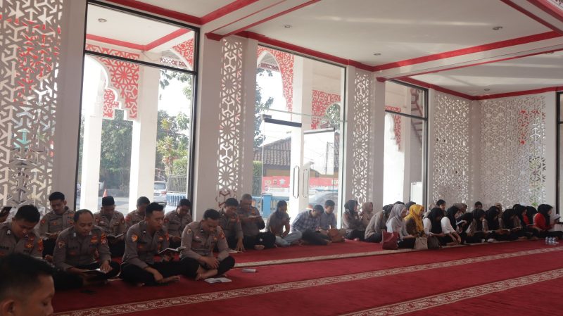 Caption : Jajaran Polres Garut saat ikuti kegiatan Kerohanian