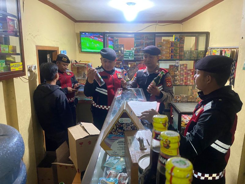 Caption : Sat Samapta polres garut giat razia miras