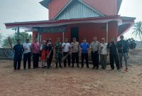 Caption : Kapolsek Cibatu dan Forkopimcam bersihkan lingkungan